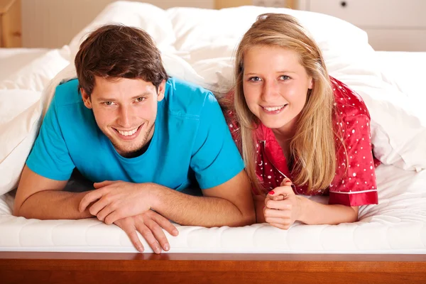 Couple in bedroom — Stock Photo, Image