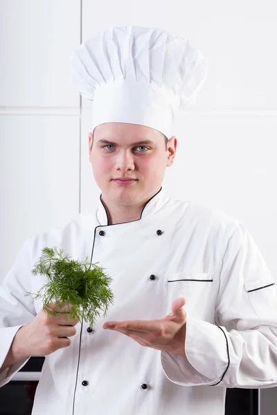 Chef presentando eneldo fresco — Foto de Stock