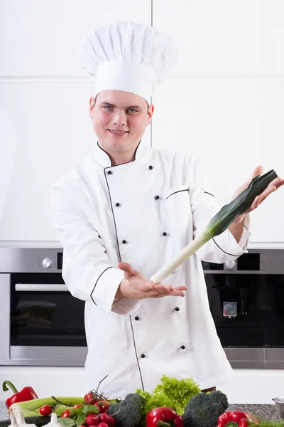 Cocinero sosteniendo puerro — Foto de Stock