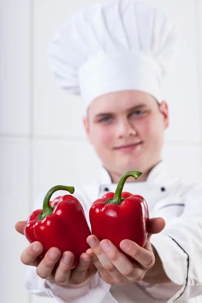 Шеф-повар с красным перцем — стоковое фото