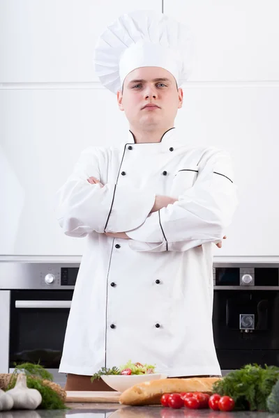 Cocinero joven seguro de sí mismo — Foto de Stock