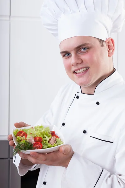 Шеф-повар держит салат — стоковое фото