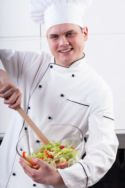 Chef alegre mezcla ensalada — Foto de Stock