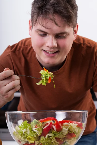 Щасливий чоловік їсть салат — стокове фото