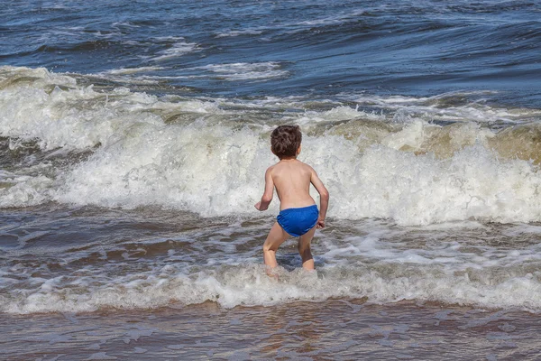 Kind speelt op een strand — Stockfoto