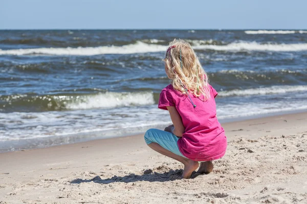 Little girl watching waves — Stock Photo, Image