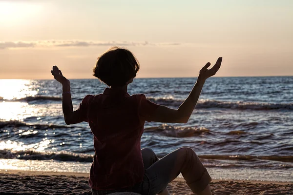 Meditação ao pôr do sol — Fotografia de Stock