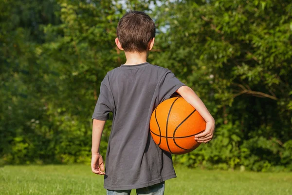 Stehender Junge mit Ball — Stockfoto