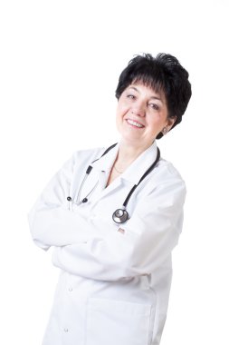 Orta yaşlı bir kadın doktor gülümseyen