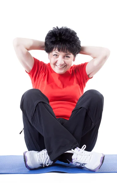 Frau mittleren Alters macht Sit-ups — Stockfoto