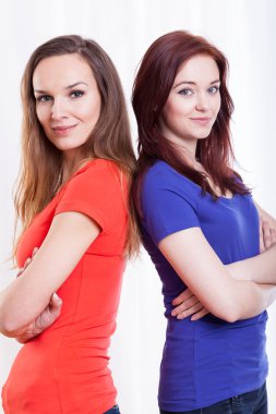 Arkadaş grubu kurdu ellerini