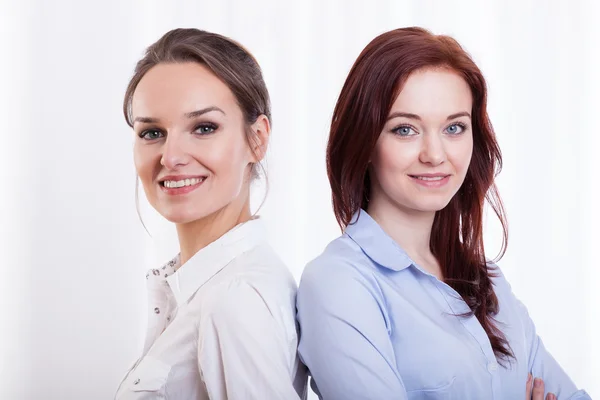 Jóvenes y sonrientes amigas —  Fotos de Stock