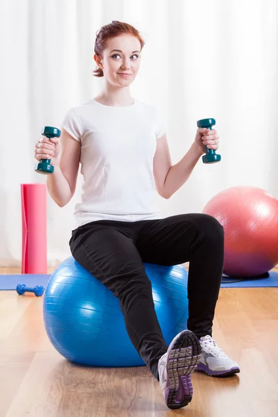 Vrouw training op de sportschool — Stockfoto