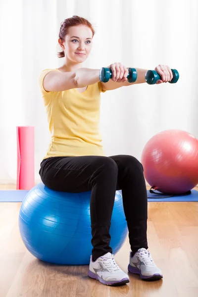 Flickan gör övning i gymmet — Stockfoto