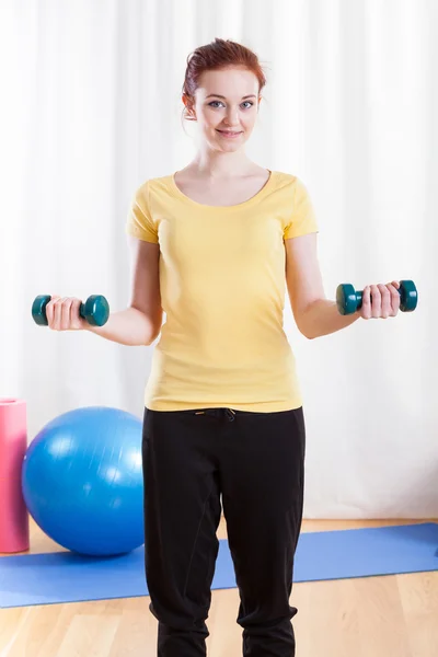 Mujer entrenando sus brazos — Foto de Stock