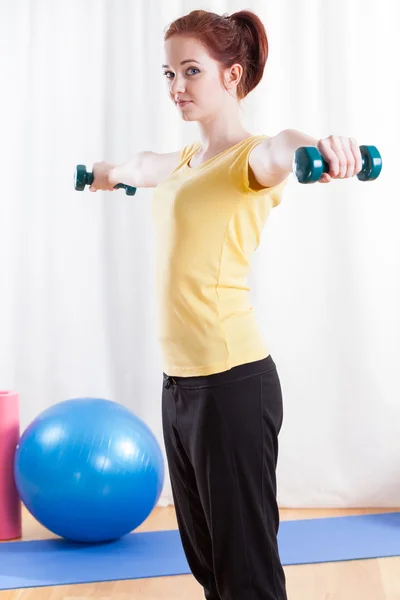 Meisje op fitnessruimte — Stockfoto