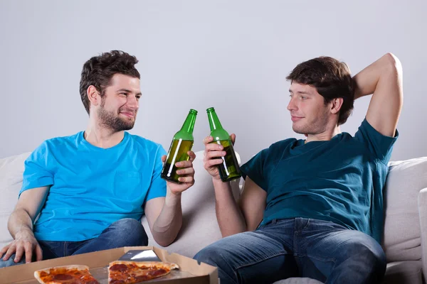 友達がビールを飲む — ストック写真