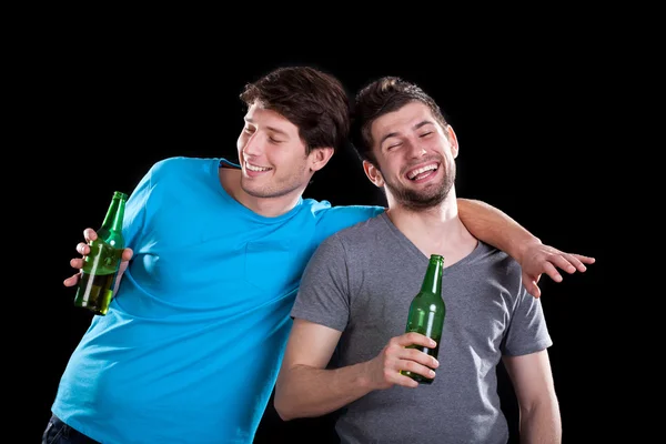 Друзья пьяные мужчины — стоковое фото