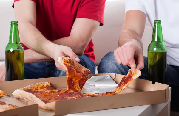 Freunde beim Männerabend — Stockfoto