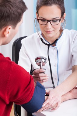 Doktor tansiyon incelenmesi