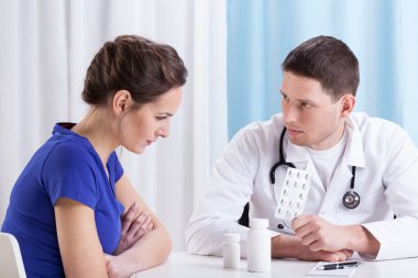 Doktor ilaç yazıyor.