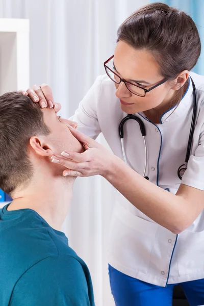 Lekarz oczy kontroli pacjenta — Zdjęcie stockowe