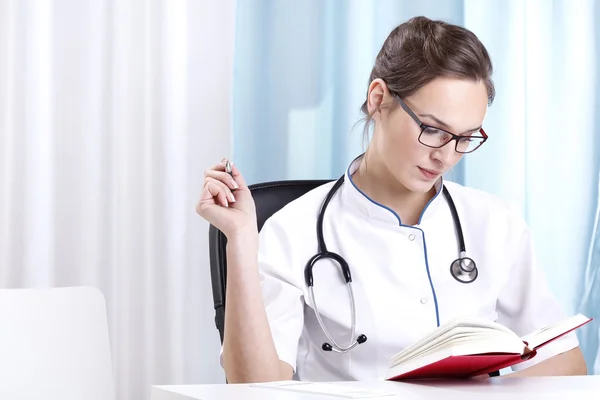 Giovane medico femminile — Foto Stock