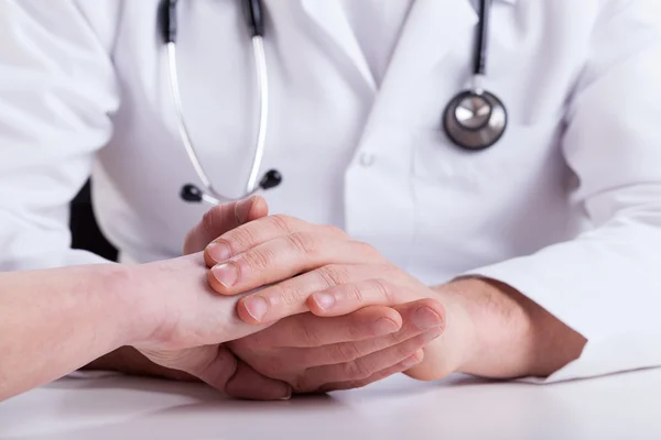 Doctor comforting patient — Stock Photo, Image