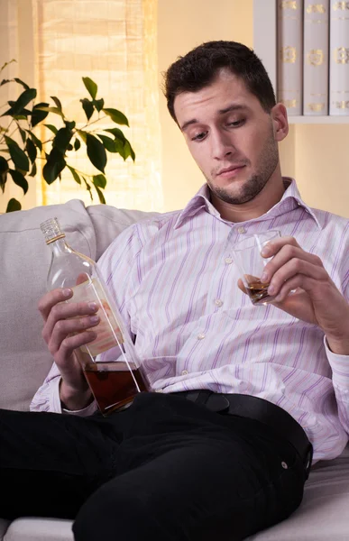 Mann trinkt Alkohol — Stockfoto