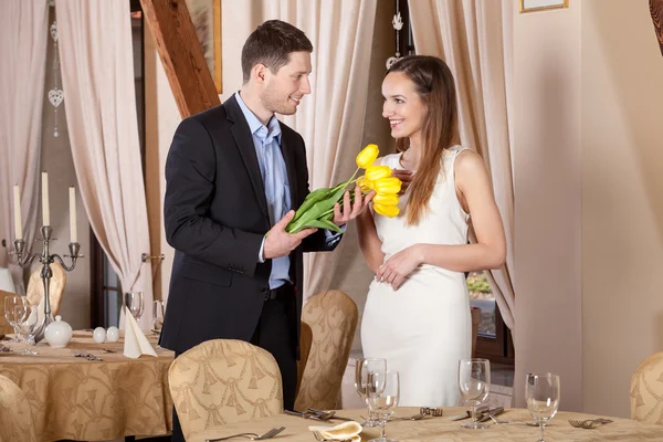 Hombre dando tulipanes su novia —  Fotos de Stock