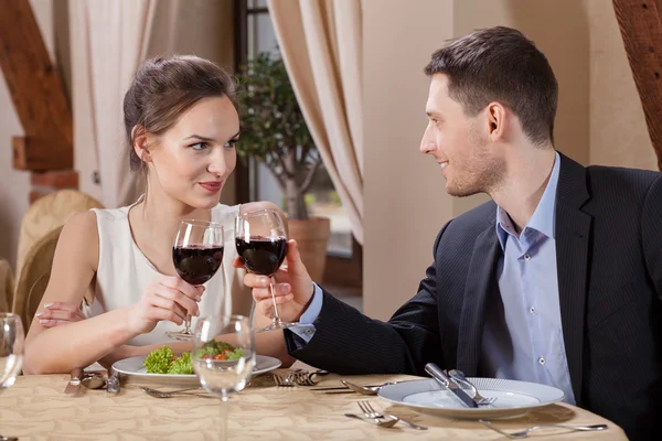 Couple drinking vine — Stock Photo, Image