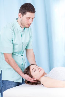 chiropractor boyun ayarlamaları yapıyor