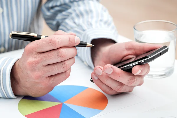 Carta de pastel y teléfono inteligente — Foto de Stock