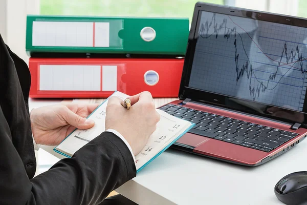 Laptop und Notizen machen — Stockfoto