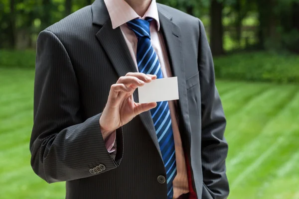 Empresário com cartão — Fotografia de Stock