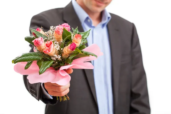Człowiek daje kwiaty — Zdjęcie stockowe