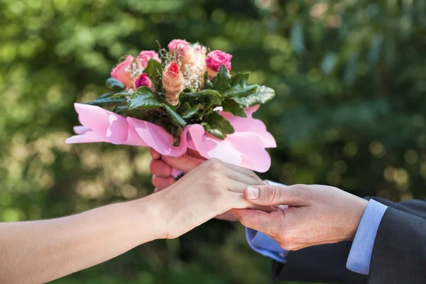 Desculpas com um buquê de flores — Fotografia de Stock