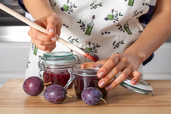 Preserving juicy plums — Stock Photo, Image