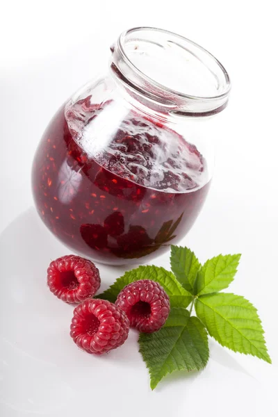 Himbeeren und Glas mit Marmelade — Stockfoto