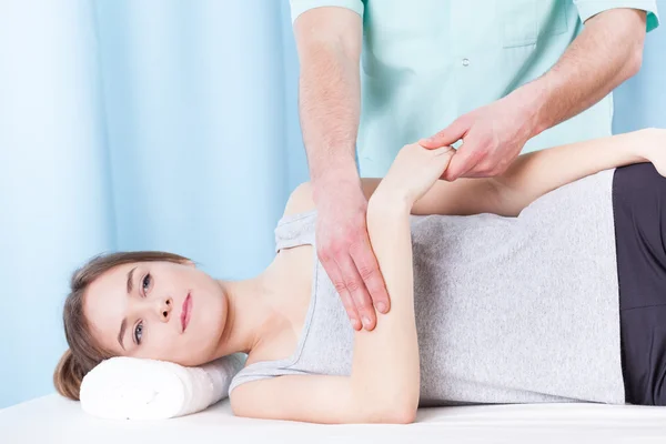 Mulher recebendo massagem braço — Fotografia de Stock