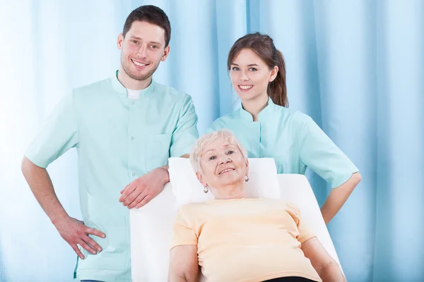 Vrouw bij fysiotherapie kantoor — Stockfoto