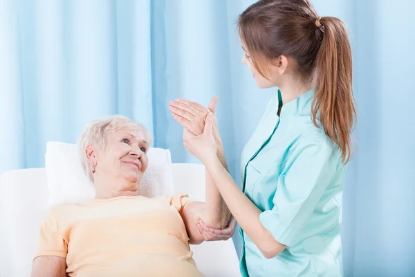 Vrouwen hebben arm onderzoek — Stockfoto