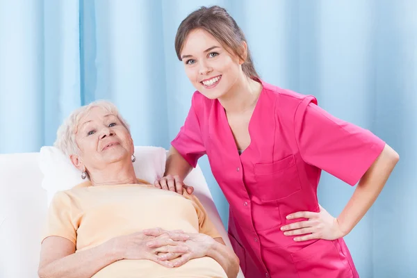 Physiotherapist and elderly patient — Stock Photo, Image