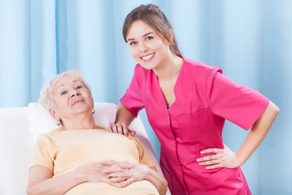 Sjukgymnast och äldre patient — Stockfoto