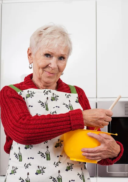 Oma macht einen Kuchen — Stockfoto