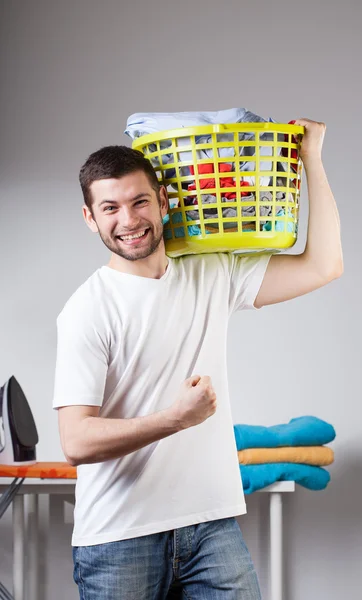 El hombre acaba de lavar su ropa. —  Fotos de Stock