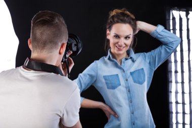 çalışma sırasında moda fotoğrafçısı