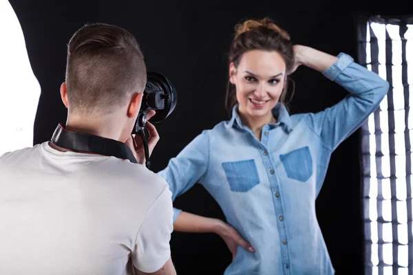 Fotógrafo de moda durante o trabalho — Fotografia de Stock