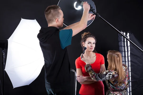 Photographer fixing a flesh light — Stock Photo, Image