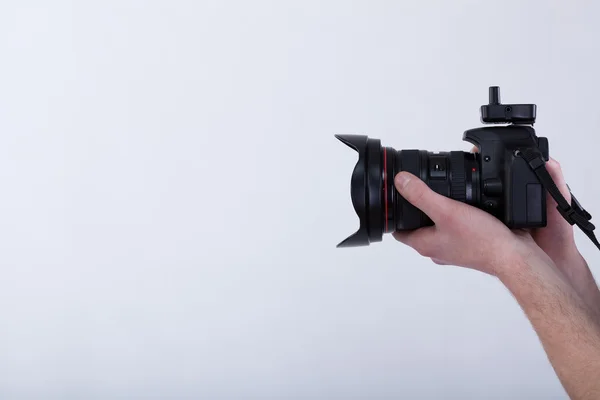 Händer med digitalkamera — Stockfoto